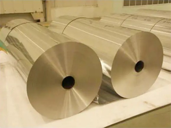 How does the moisture-proof performance of Aluminum Foil Jumbo Roll achieve through its structural characteristics?